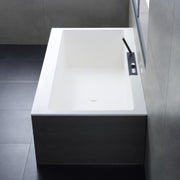 EAGO AWT StoneArt BS-536 freistehende Mineralguss Badewanne in Weiß mit schwarzem Sockel und integrierter Armatur, Draufsicht im modernen Badezimmer