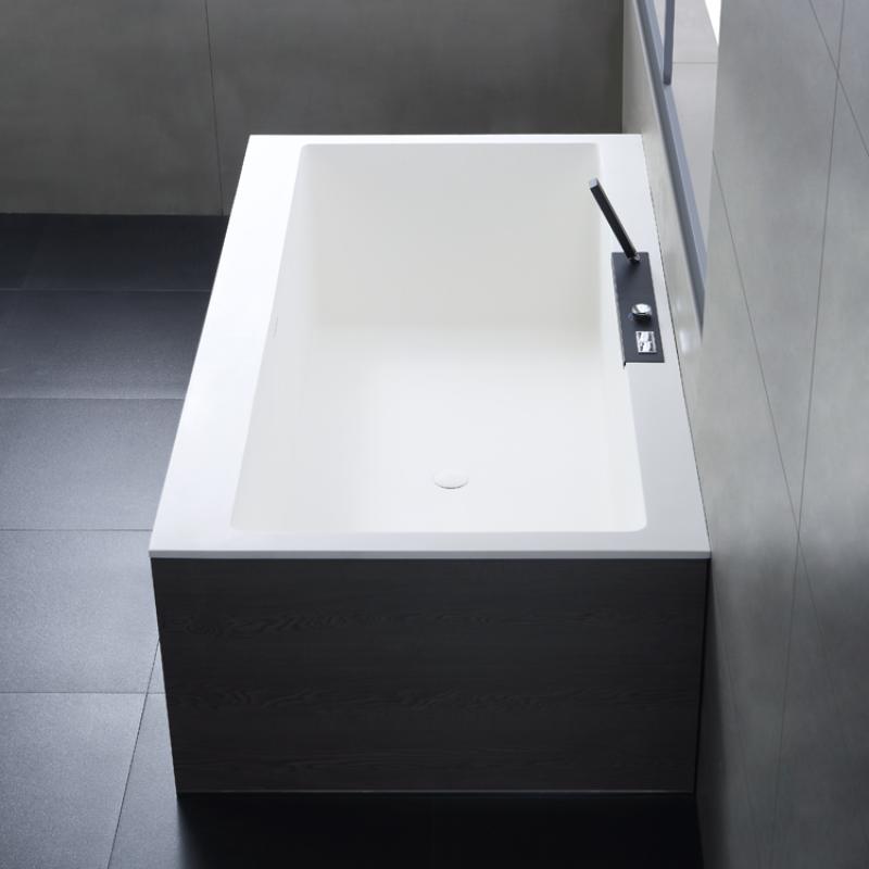 EAGO AWT StoneArt BS-536 freistehende Mineralguss Badewanne in Weiß mit schwarzem Sockel und integrierter Armatur, Draufsicht im modernen Badezimmer
