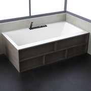 Freistehende Mineralguss Badewanne EAGO AWT StoneArt BS-536 in Weiß mit dunklem Holzunterbau und schwarzem Wasserhahn, moderne Badezimmereinrichtung