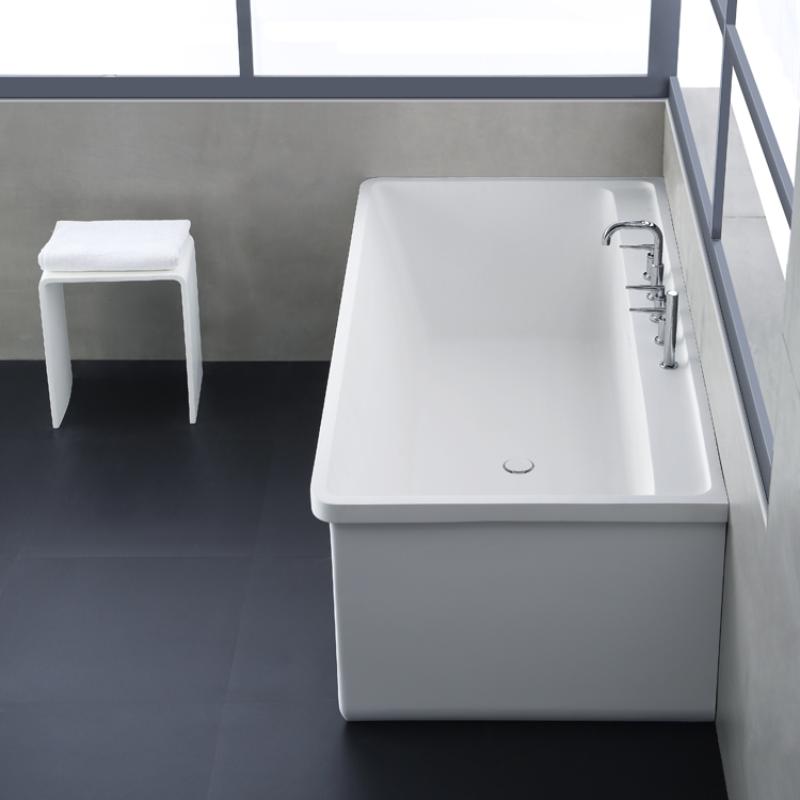 Freistehende weiße Mineralguss Badewanne EAGO AWT StoneArt BS-537 mit Armatur im minimalistischen Badezimmer neben weißem Hocker