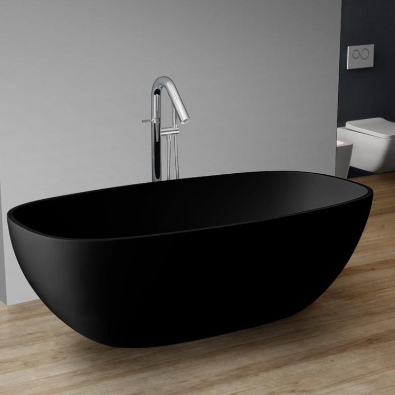 Freistehende schwarze Mineralguss-Badewanne EAGO AWT StoneArt BS-552 mit glänzender Oberfläche, kombiniert mit moderner Hochbogen-Armatur in Chrom, auf Holzboden im Badezimmer