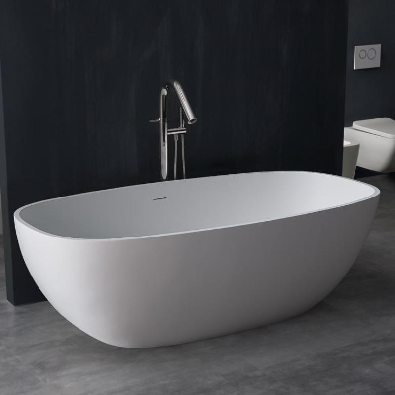 Freistehende Mineralguss Badewanne EAGO AWT StoneArt BS-552 in Weiß mit grauer Oberfläche und verchromter Armatur in modernem Badezimmer mit dunkler Wandverkleidung