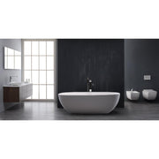 Modernes Badezimmer mit freistehender weißer Mineralguss Badewanne EAGO BS-552, schwarzer Akzentwand, Waschtisch und schwarzer Armaturen