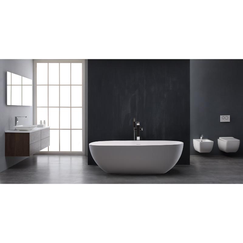 Modernes Badezimmer mit freistehender weißer Mineralguss Badewanne EAGO BS-552, schwarzer Akzentwand, Waschtisch und schwarzer Armaturen