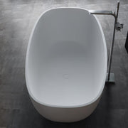EAGO BS-552 freistehende Mineralguss Badewanne in Weiß mit ovaler Form und Standarmatur auf grauem Fliesenhintergrund