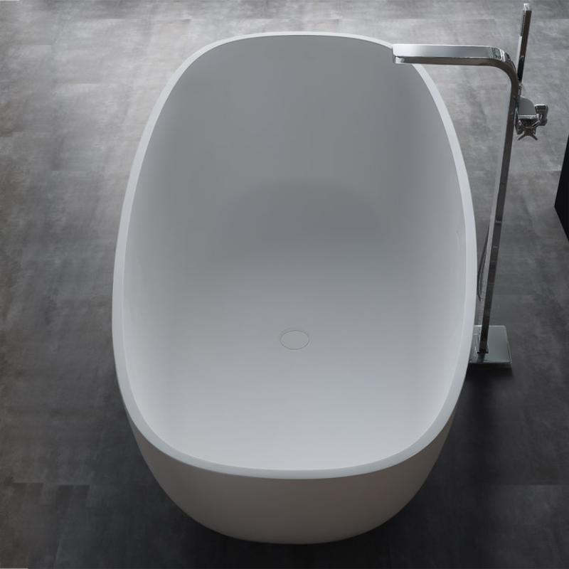 EAGO BS-552 freistehende Mineralguss Badewanne in Weiß mit ovaler Form und Standarmatur auf grauem Fliesenhintergrund