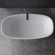 EAGO AWT StoneArt BS-552 freistehende Mineralguss Badewanne in Weiß mit schwarzer Armatur, Aufsicht auf ovale Form