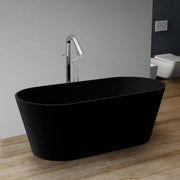 Freistehende schwarze Mineralguss Badewanne EAGO AWT StoneArt BS-553 mit chromer Standarmatur in modernem Badezimmer