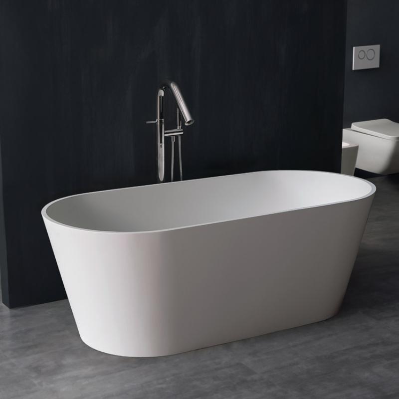 Freistehende Mineralguss Badewanne EAGO AWT StoneArt BS-553 in Weiß mit ovaler Form und Bodenarmatur in modernem Badezimmer mit schwarzer Wand