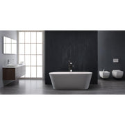 Modernes Badezimmer mit freistehendem weißem Mineralguss-Badewanne EAGO AWT StoneArt BS-553, schwarzer Wand, Waschtisch und WC-Anlage im Hintergrund