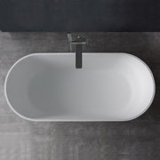 Freistehende Mineralguss Badewanne EAGO AWT StoneArt BS-553 in Weiß mit schwarzer Standarmatur, Draufsicht auf grauem Betonuntergrund