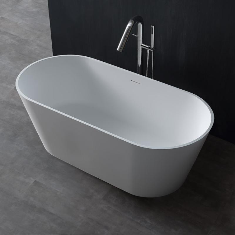 Freistehende Mineralguss Badewanne EAGO AWT StoneArt BS-553 in Weiß mit ovaler Form und Standarmatur in Chrom auf Betonboden