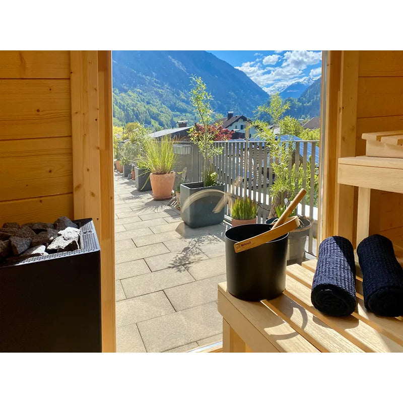 Butenas BuBlack Innensauna Zubehörset mit schwarzem Kübel und Holzschöpfer auf Saunabank, Bergsicht