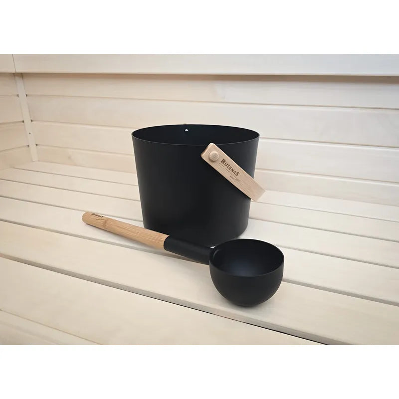 Butenas BuBlack PRO Innensauna Zubehörset - Premium Thermometer mit schwarzem Eimer und Holzkelle auf heller Holzbank