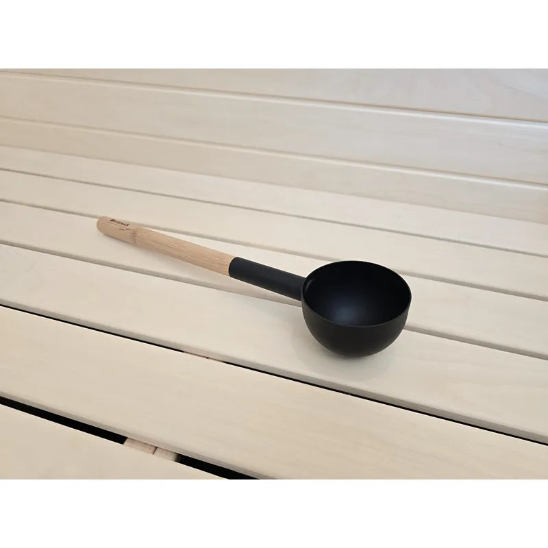 Butenas BuBlack PRO Innensauna Zubehörset - Premium Thermometer mit schwarzer Schöpfkelle und Holzgriff auf heller Holzbank
