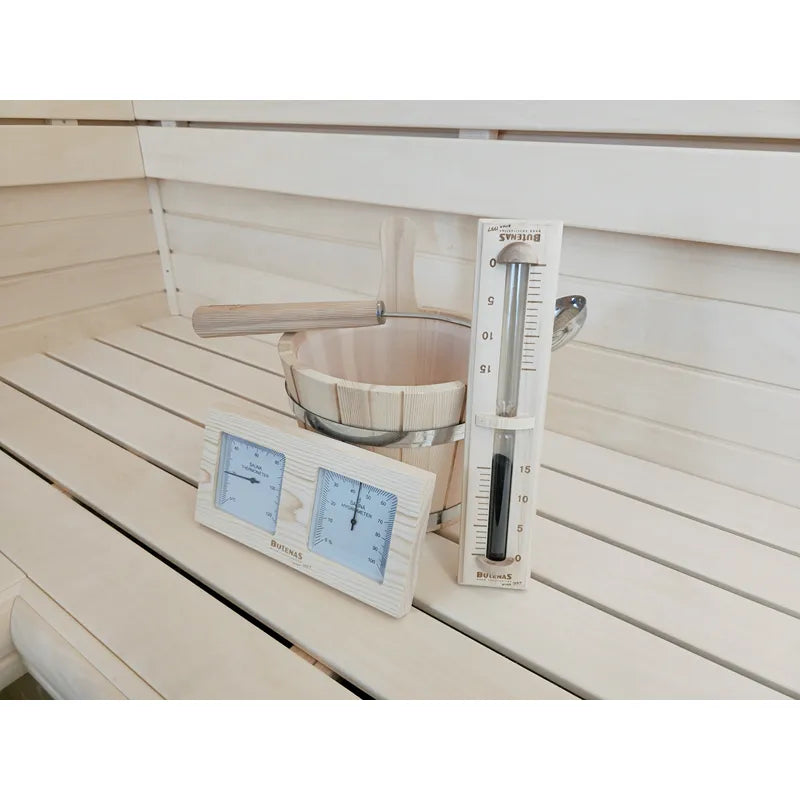 Butenas Innensauna Zubehörset Holz mit Thermometer, Hygrometer, Sanduhr und Kelle auf Holzbänken
