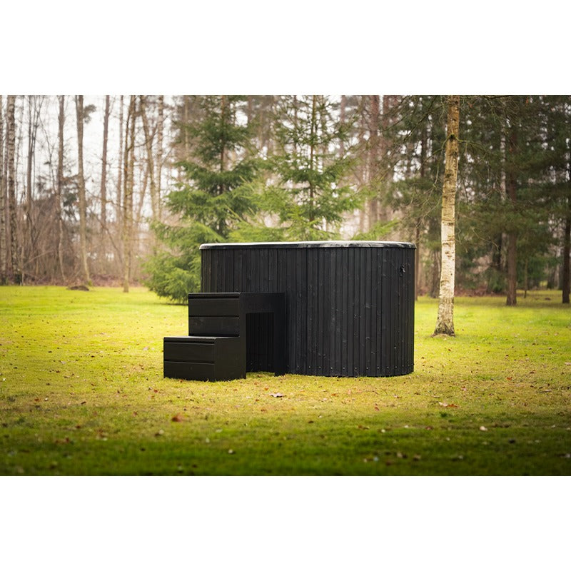 Rückansicht des Celsium Aiste Eisbad Grand Eisbad im Garten mit schwarzer Außenverkleidung.