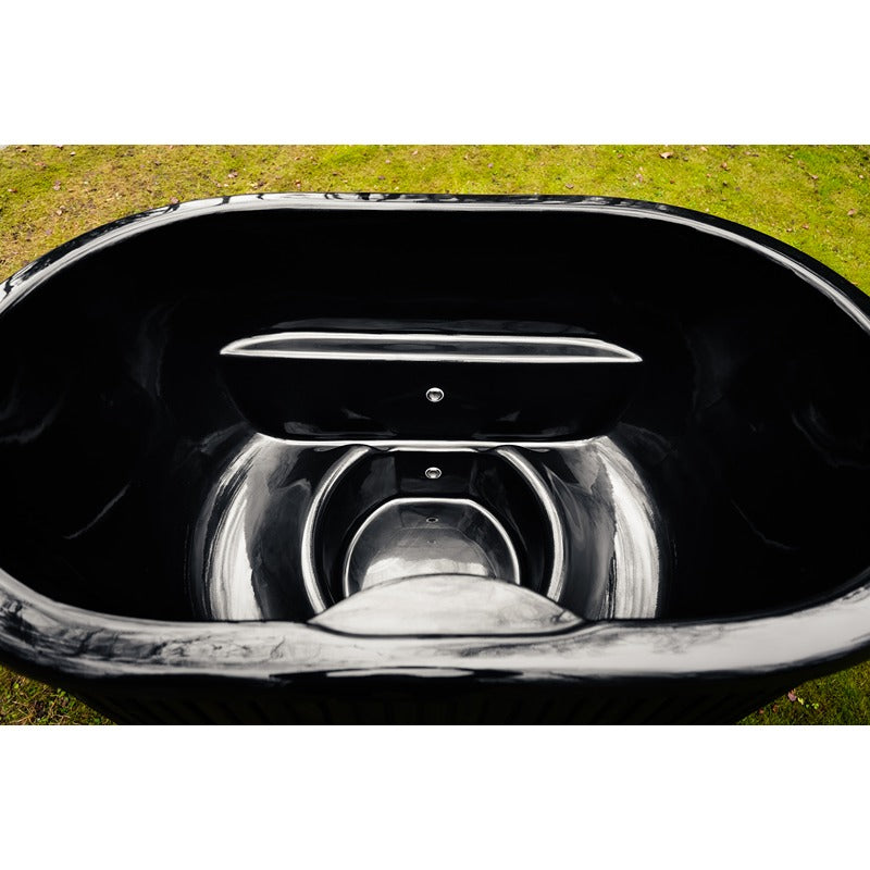 Detailansicht Innenbereich des Celsium Aiste Eisbad Grand mit integrierter Sitzfläche und Ablauf.