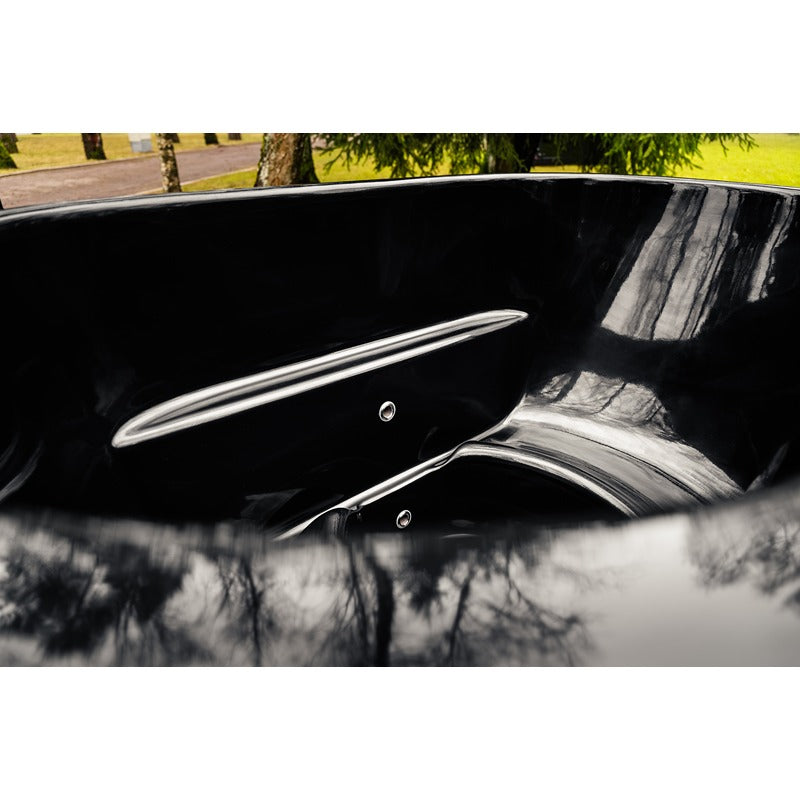 Detailaufnahme der ergonomischen Sitzposition im Celsium Aiste Eisbad Grand für komfortables Kältebaden.