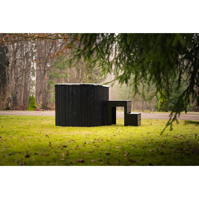 Celsium Aiste Eisbad Grand in Ebony mit Treppe im Garten, freistehend in natürlicher Umgebung.