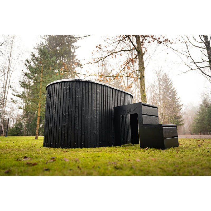 Celsium Aiste Ice Bath Grand Eisbad in Ebony mit Treppe im Gartenbereich