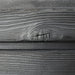  Verbrannte Fichte (Shou Sugi Ban) mit schwarzer, strukturierter Oberfläche und sichtbarer Holzmaserung.