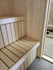 Innenansicht der Celsium Jonas platzsparenden Außensauna mit heller Holzsitzbank