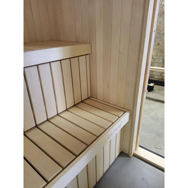 Innenansicht der Celsium Jonas platzsparenden Außensauna mit heller Holzsitzbank