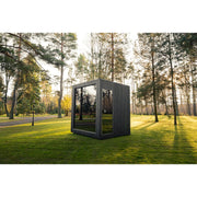 Celsium Jonas Classic Gartensauna mit großer Glasfront in ruhiger Parklandschaft