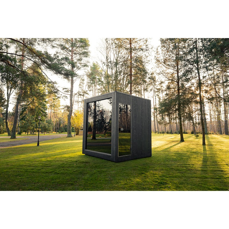 Celsium Jonas Classic Gartensauna mit großer Glasfront in ruhiger Parklandschaft