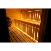 Innenraum der Celsium Jonas Classic Gartensauna mit beleuchteten Holzbänken