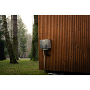 Rückansicht der Celsium Jonas Classic Gartensauna mit externem Technikanschluss