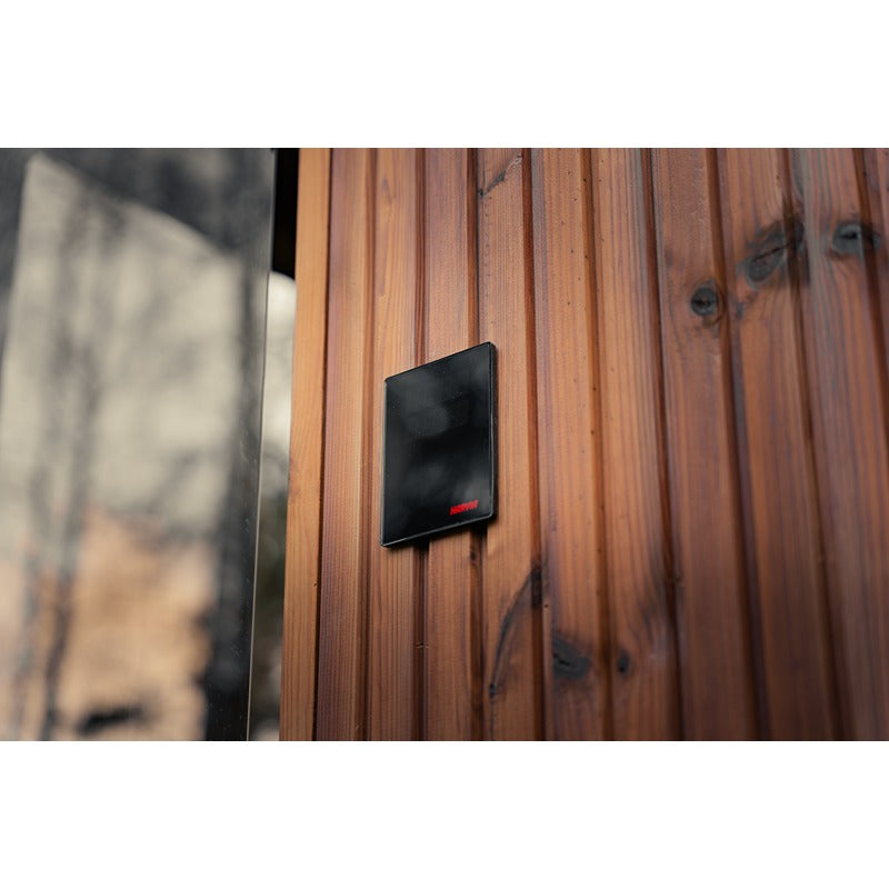 Celsium Jonas Grand Gartensauna mit großflächiger Glasfront im Garten