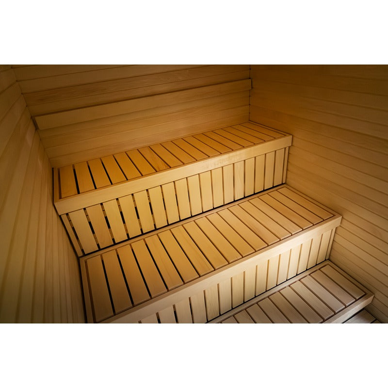 Innenraum der Celsium Jonas Grand Gartensauna mit großzügigen Saunabänken