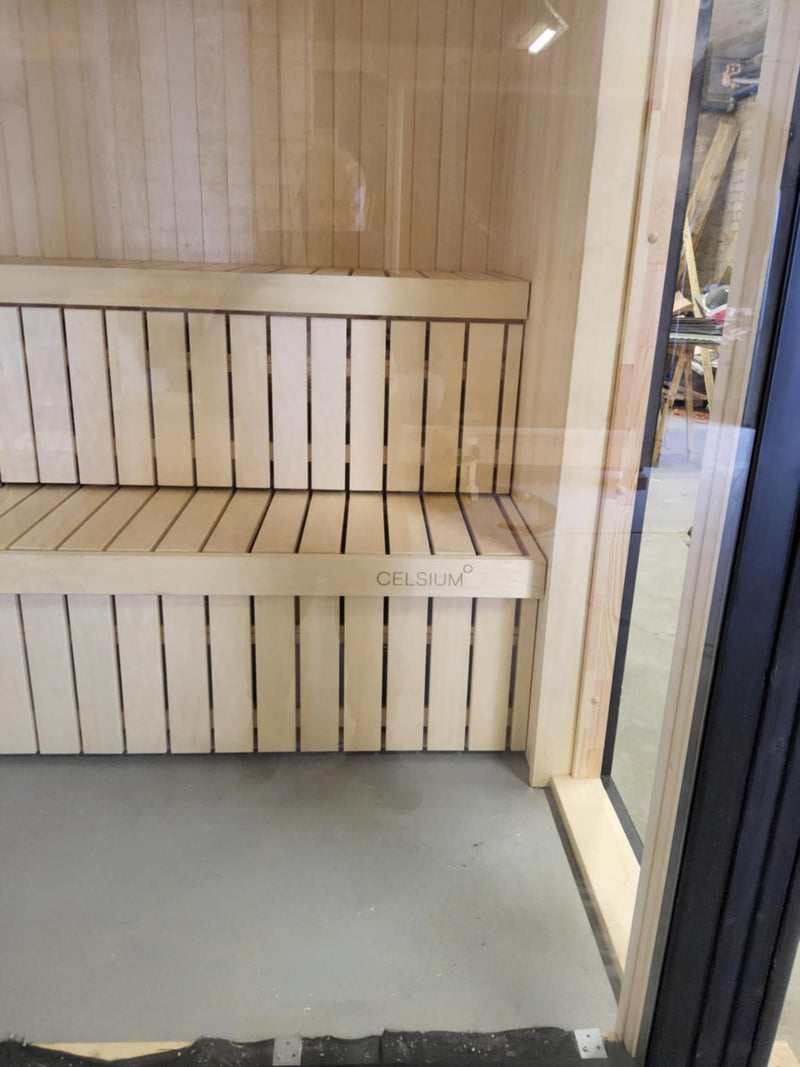Celsium Jonas Sauna Innenansicht mit 44 mm Massivholz und zweistufigen Holzbänken