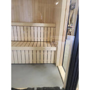 Innenansicht der Celsium Jonas Classic Gartensauna mit zwei Holzbänken, Glasfront und heller Fichtenholz-Ausstattung für bis zu 4 Personen