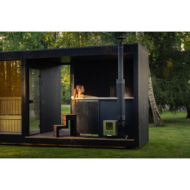 Celsium Tauras Large Gartensauna – Frontansicht der Kombination aus Sauna und Hot Tub im Grünen