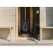 Frontalansicht des Eingangs der Celsium Ula Small Outdoor Sauna mit integriertem HUUM Holzofen – stilvolle Kombination aus Design, Funktionalität und Natürlichkeit