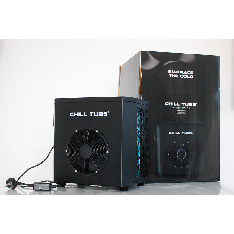 Chill Tubs Essential Mini Chiller mit schwarzem Gehäuse, Ventilator und Stromkabel neben seiner Verpackung
