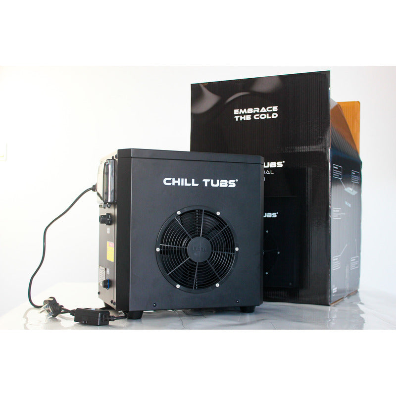 Chill Tubs Essential Chiller Mini Kühlgerät mit schwarzem Gehäuse, integriertem Ventilator und Netzkabel, neben Produktverpackung