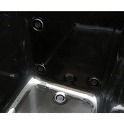 Chill Tubs Obsidian V2 – Detailaufnahme der eingebauten Wasserfilterdüsen im Innenraum