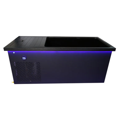 Chill Tubs Obsidian V2 – geöffnete Frontansicht mit Sicht auf die Acrylwanne und LED-Akzent