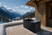 Chill Tubs Obsidian V2 – stilvoll platziert auf einer Chalet-Terrasse mit Blick auf verschneite Alpen