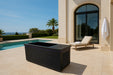 Chill Tubs Obsidian V2 – Kältebecken vor einer mediterranen Luxusvilla mit Pool und Palmen