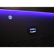 Chill Tubs Obsidian V2 – beleuchtetes Markenlogo und Power-Button mit feiner LED-Umrahmung