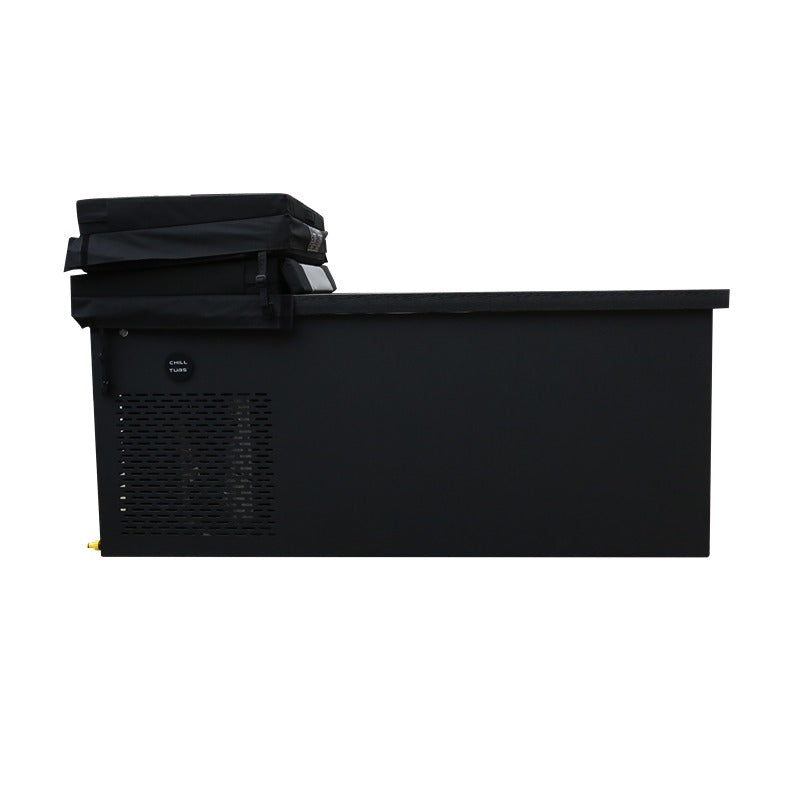 Chill Tubs Obsidian V2 – schräger Blick auf Technikseite mit gefalteter Isolierabdeckung