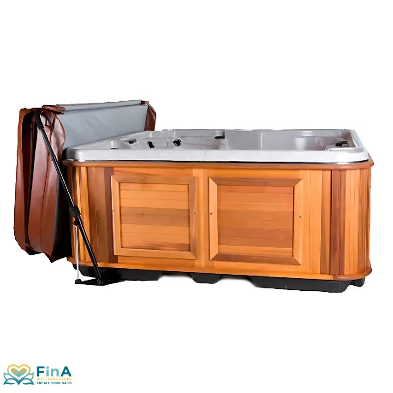  Whirlpool mit Holzverkleidung und halb geöffneter, brauner Abdeckung, montiert mit einem schwarzen Abdeckungsheber.