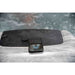 Smartphone auf dem integrierten Bluetooth-Soundsystem des Colombo Whirlpools – moderne Musiksteuerung für ein individuelles Spa-Erlebnis.