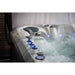 Colombo Whirlpool mit beleuchteten Wasserfontänen und Bedienreglern – stimmungsvolles Detail für individuelles Spa-Ambiente.