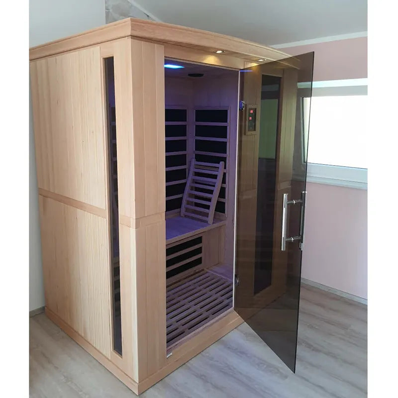Delta SPA AURA 160 Infrarotkabine mit offener Glastür, Holzrahmen und infrarotem Lichtschein im Innenraum